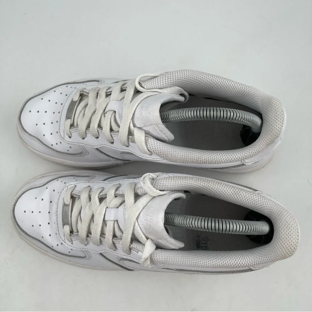 👞 Nike Big Kid’s Air Force 1 LE GS Triple White Sneakers Shoes - Size 7 Youth